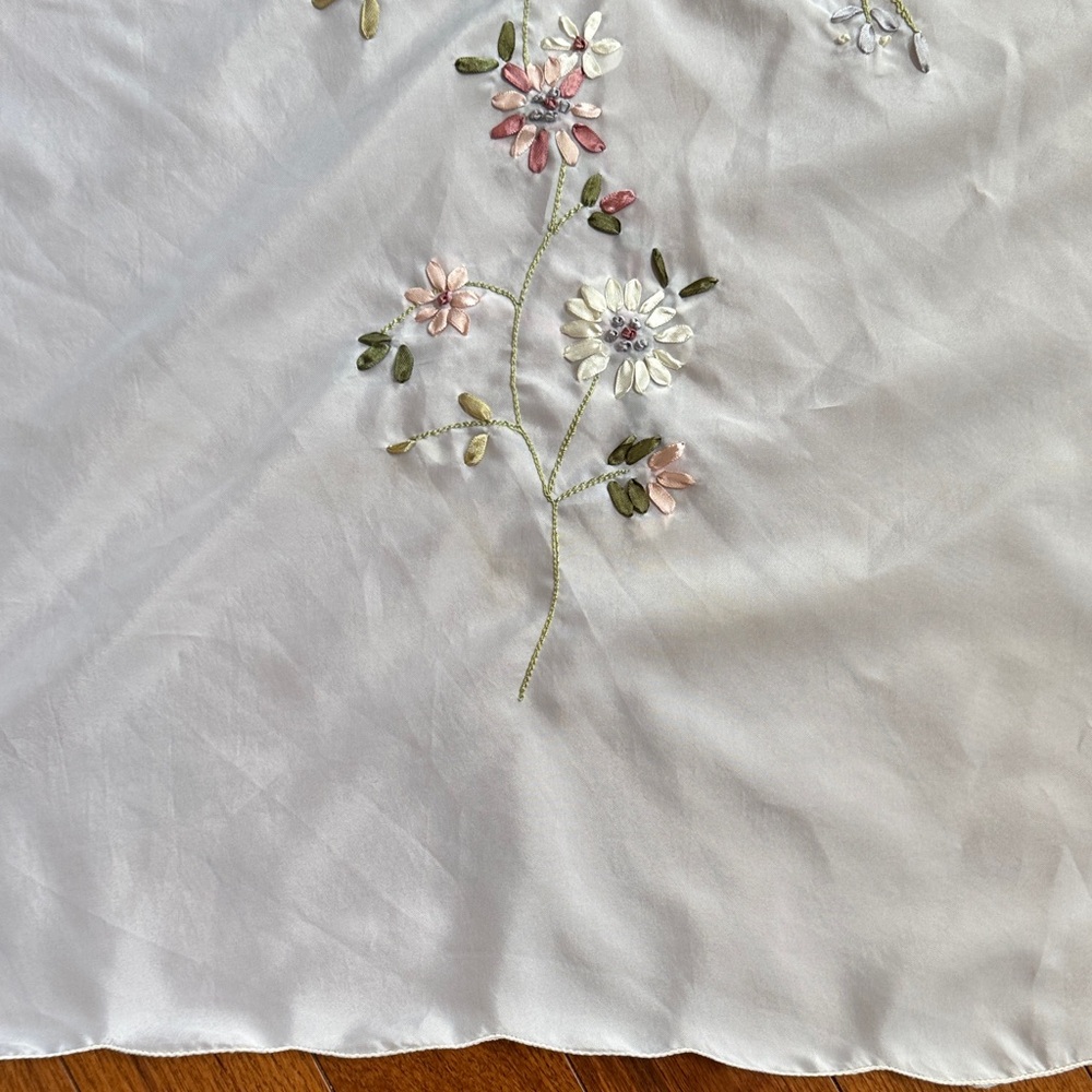 Elegant Floral Embroidered Shower Curtain - Picture 3 of 5